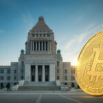 日本の国会議事堂を背景にした金色のビットコインが輝く未来的なイメージ