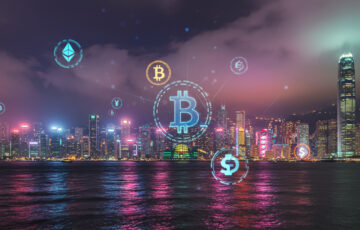 香港のビクトリアハーバーの夜景に仮想通貨シンボルを重ねた画像。仮想通貨ハブとしての成長を象徴。