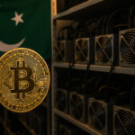 パキスタンの国旗とビットコインマイニング施設が並ぶ構図の写真
