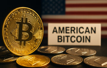 米国旗を背景に「AMERICAN BITCOIN」と書かれた札と金色のビットコインのコインが写る接写写真