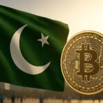 パキスタン国旗とビットコインを組み合わせた象徴的な構図。国家戦略としての仮想通貨導入を表現。