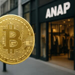 ANAP店舗前に浮かぶビットコインのイメージ写真