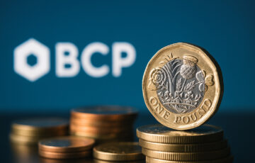 英国ポンド硬貨がデジタル背景に浮かぶステーブルコイン発行を象徴するイメージ
