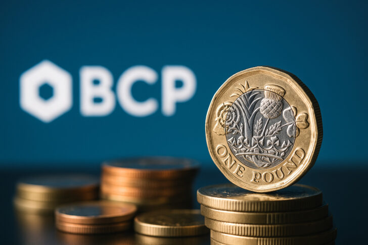英国ポンド硬貨がデジタル背景に浮かぶステーブルコイン発行を象徴するイメージ