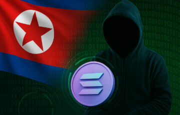 北朝鮮の国旗とフードを被ったハッカー、Solanaロゴと暗号コードの背景
