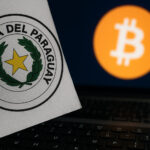 パラグアイの国章とビットコインが並ぶ、不正投稿と仮想通貨詐欺を象徴するイメージ