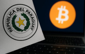 パラグアイの国章とビットコインが並ぶ、不正投稿と仮想通貨詐欺を象徴するイメージ