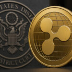 米国地方裁判所のエンブレムを背景にしたリップル（XRP）の金色コイン