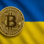 ウクライナ国旗を背景にしたビットコインのイメージ画像
