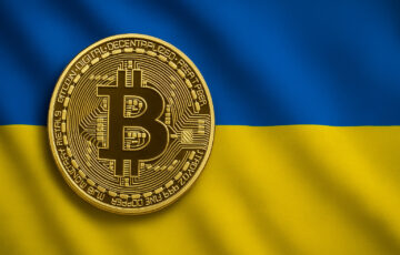 ウクライナ国旗を背景にしたビットコインのイメージ画像