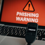 Trezorウォレットとフィッシング警告が表示されたノートパソコン