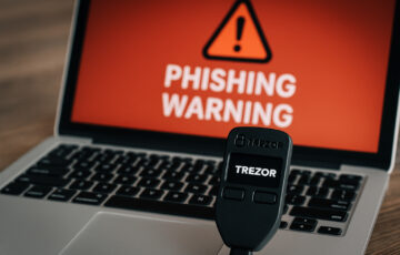 Trezorウォレットとフィッシング警告が表示されたノートパソコン