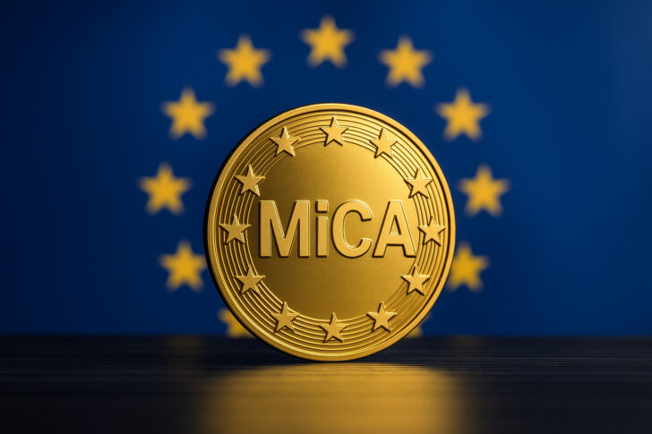 ヨーロッパ連合を象徴する星と暗号通貨のモチーフが融合した、MiCAライセンス取得を示すスタイリッシュなビジュアル
