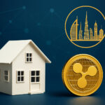 ドバイの不動産トークン化を象徴するイメージ。白い住宅模型とXRPコイン、背景にドバイのスカイラインとブロックチェーンネットワークが描かれている。
