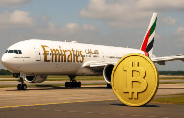 エミレーツ航空の旅客機とビットコインの象徴が並ぶ空港の風景