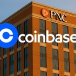 PNC銀行の本社ビルを背景に、Coinbaseのロゴを重ねたイメージ