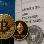 米国証券取引委員会の建物を背景にビットコインとイーサリアムのコインが描かれた画像