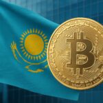 カザフスタン国旗とビットコインのコインが並ぶイメージ、中央アジア初の現物型ビットコインETF上場を象徴