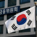韓国国旗と金融規制を象徴するイメージ、仮想通貨貸付サービス停止を表現