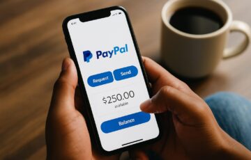 スマートフォンでPayPalを利用するシーン。新しいP2P決済サービスと仮想通貨統合を象徴するイメージ。