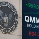 SECのロゴとQMMM株価急騰を示すスクリーン表示