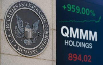SECのロゴとQMMM株価急騰を示すスクリーン表示