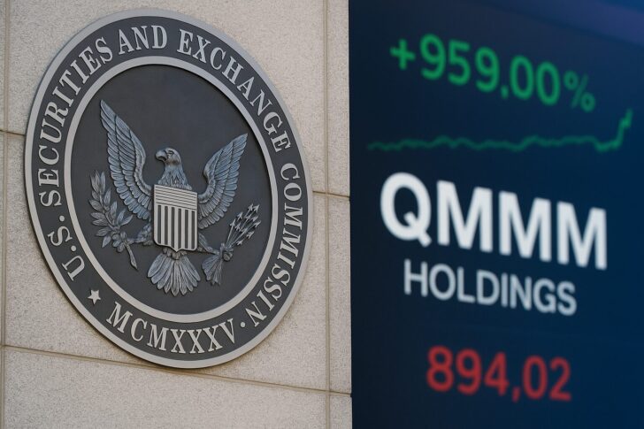 SECのロゴとQMMM株価急騰を示すスクリーン表示