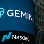 ジェミニのロゴとナスダック取引所を象徴するイメージ写真、仮想通貨取引所のIPOを表現