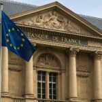フランス銀行本部と欧州連合の旗。EUの暗号資産規制監督をESMAに委ねる提案を象徴する構図。