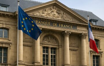 フランス銀行本部と欧州連合の旗。EUの暗号資産規制監督をESMAに委ねる提案を象徴する構図。