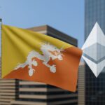 ブータンの国家デジタルIDシステムがイーサリアムブロックチェーンに統合されたことを象徴するイメージ。伝統的な建築と未来的なデジタルネットワークを融合。