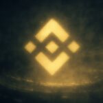 デジタル霧の中に浮かぶ幾何学的シルエットが、バイナンスを象徴的に描いた抽象アート。透明性と不確実性をテーマにしている。