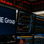 CMEグループが仮想通貨先物とオプションの24時間365日取引を開始することを象徴するトレーディングイメージ