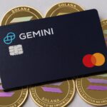 ジェミニが発表したソラナステーキング対応クレジットカードをイメージしたデジタルビジュアル。ブロックチェーンと金融の融合を象徴する構図。