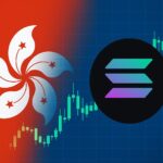 香港の旗とSolanaロゴを並置し、背後にローソク足チャートが伸びる金融テーマのイラスト