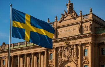 スウェーデン議会の建物と国旗を背景に、デジタルビットコインのモチーフを重ねたイメージ。国家ビットコイン準備金構想を象徴する写真。