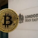 ロンドン証券取引所の前景とビットコインのシンボルを描いたイメージ。ブラックロックによるビットコインETP上場を象徴する構図。