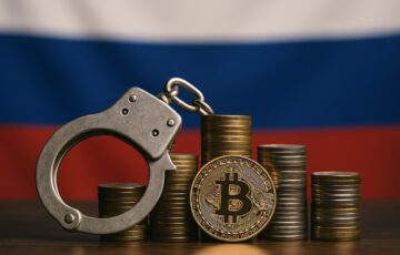 ロシア国旗を背景に、ビットコインと手錠が並ぶ写真。違法仮想通貨取引の取り締まりと押収を象徴。