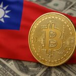 台湾の国旗と米ドル紙幣の上に配置されたビットコインのイメージ