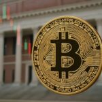 ビットコインの象徴と上昇チャートを背景にした、大学基金の投資拡大を示すイメージ画像