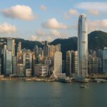 香港のスカイラインとビクトリアハーバーの実写風景