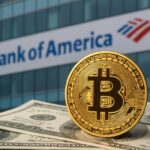 バンク・オブ・アメリカの本社ビルを背景に、ビットコインの金貨が100ドル紙幣の上に置かれている写真。