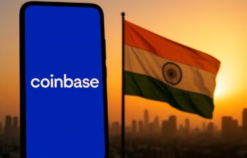 コインベースのロゴが表示されたスマートフォンとインド国旗が夕景の中に並ぶイメージ