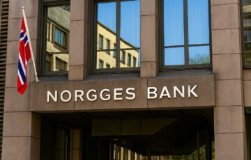 ノルウェー中央銀行の建物外観と国旗