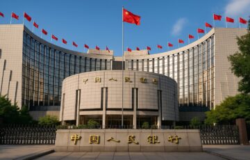 中国人民銀行本部の外観。中央に中国国旗が掲げられ、仮想通貨とステーブルコイン取締り強化の文脈を示すイメージ。