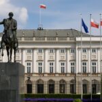 ポーランド大統領府と国旗が並ぶ広場の様子を写した写真
