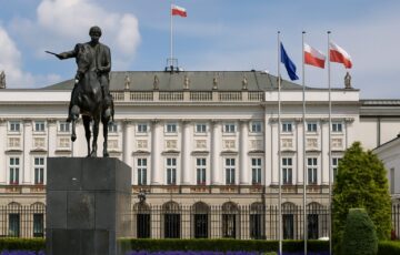 ポーランド大統領府と国旗が並ぶ広場の様子を写した写真