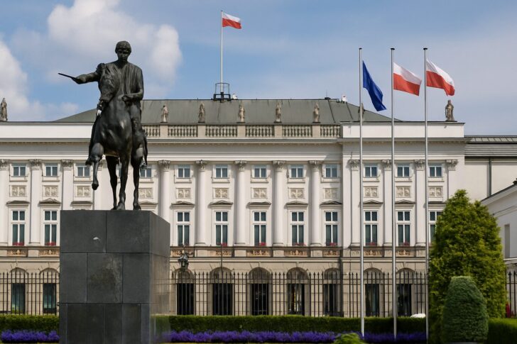 ポーランド大統領府と国旗が並ぶ広場の様子を写した写真