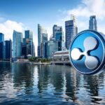 シンガポールの金融街を背景にしたRippleロゴのイメージ写真