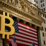 ニューヨーク証券取引所の外観と大型ビットコインロゴを描いた画像